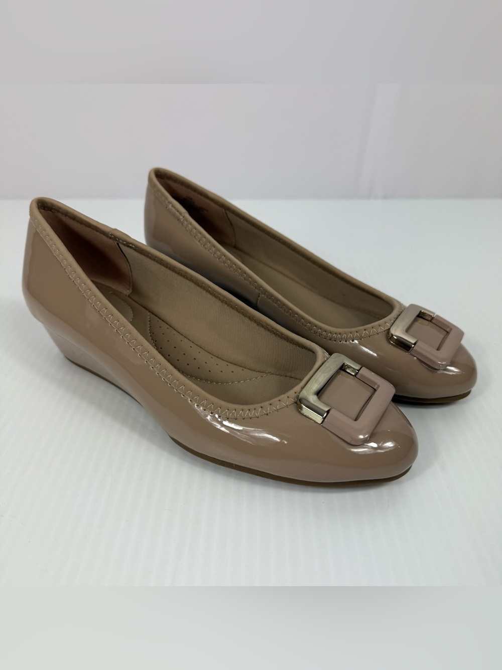 Bandolino Flexible Tad Brown Beige Wedge Patent Pumps Heels Women’s Shoes 5.5 M